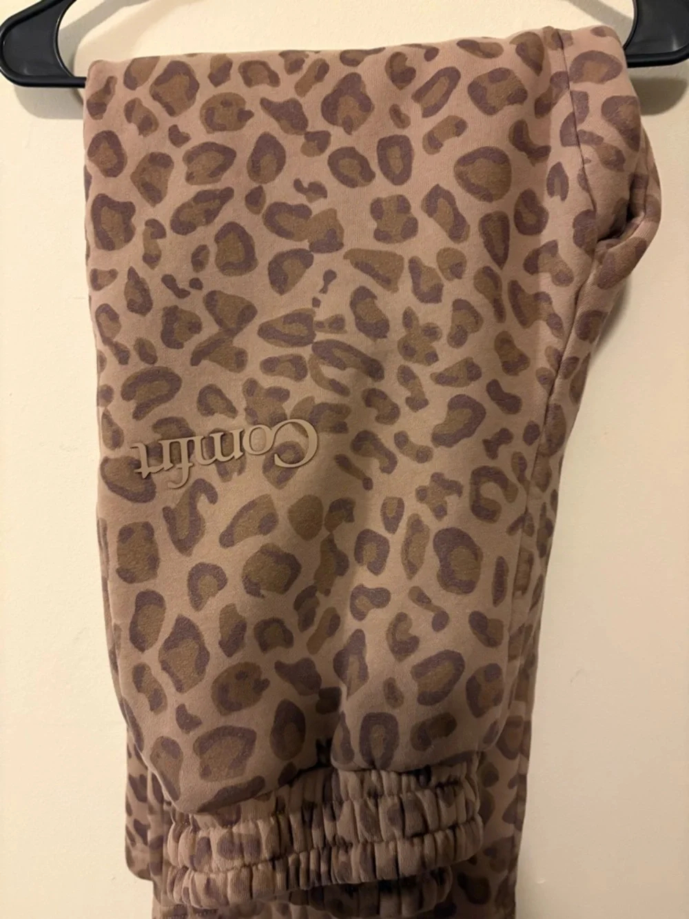 Leopard print Comfrt Hoodie and Sweatpants - Picture 4 of 5